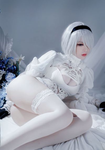 他解开女警的乳罩慢慢揉电影