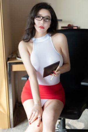 没穿内衣的瑜伽教练